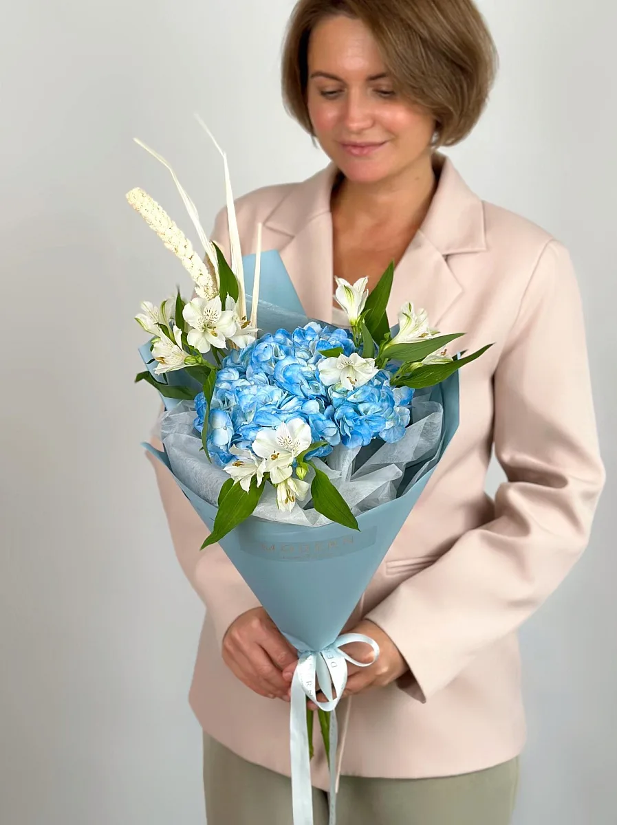 Букет из белых альстромерий и голубой гортензии