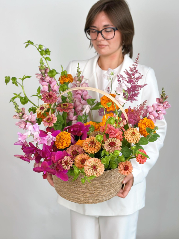 ЯРКАЯ КОРЗИНА С ЛЕТНИМИ ЦВЕТАМИ ЯРКАЯ КОРЗИНА С ЛЕТНИМИ ЦВЕТАМИ