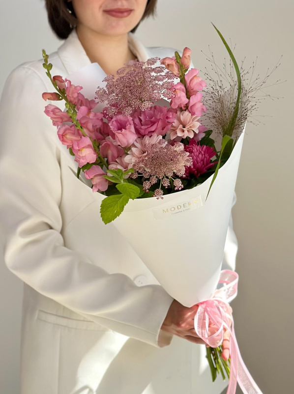 БУКЕТ С АСТРОЙ, ЭУСТОМОЙ И ЛЬВИНЫМ ЗЕВОМ