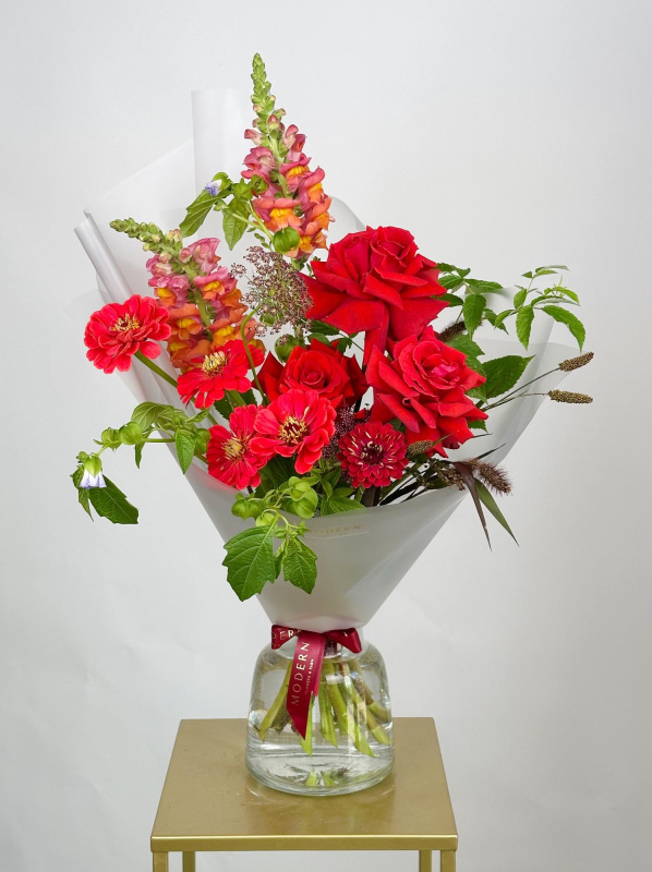 ЯРКИЙ БУКЕТ С ФРАНЦУЗСКОЙ РОЗОЙ