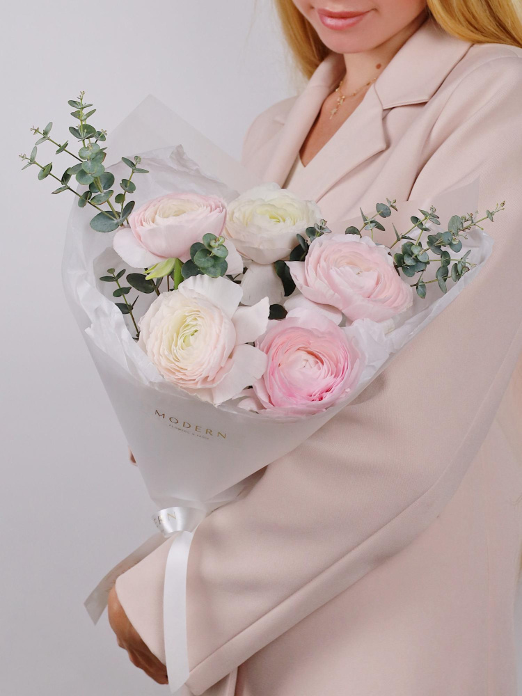 БУКЕТ ИЗ РАНУНКУЛЮСОВ 5 ШТ И ЭВКАЛИПТА