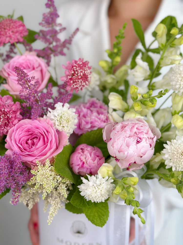 НЕЖНАЯ КОМПОЗИЦИЯ С ПИОНОМ И АСТИЛЬБОЙ НЕЖНАЯ КОМПОЗИЦИЯ С ПИОНОМ И АСТИЛЬБОЙ