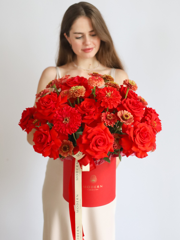 БОЛЬШАЯ ТОРЖЕСТВЕННАЯ КОМПОЗИЦИЯ С ФРАНЦУЗСКОЙ РОЗОЙ NINA И ЦИННИЕЙ БОЛЬШАЯ ТОРЖЕСТВЕННАЯ КОМПОЗИЦИЯ С ФРАНЦУЗСКОЙ РОЗОЙ NINA И ЦИННИЕЙ