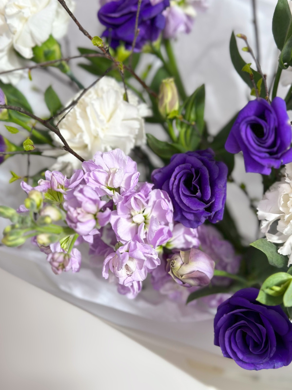 БУКЕТ С АРОМАТНОЙ МАТТИОЛОЙ, ЭУСТОМОЙ И ВЕСЕННИМИ ВЕТОЧКАМИ