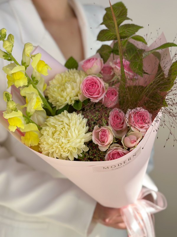 БУКЕТ С АСТРОЙ, КУСТОВОЙ РОЗОЙ И МАЛИНОЙ