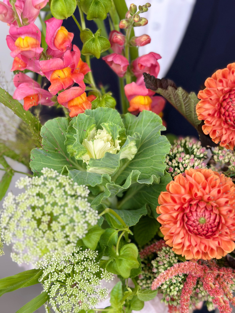 ОСЕННИЙ БУКЕТ В КОРОБКЕ С ГЕОРГИНАМИ ОСЕННИЙ БУКЕТ В КОРОБКЕ С ГЕОРГИНАМИ