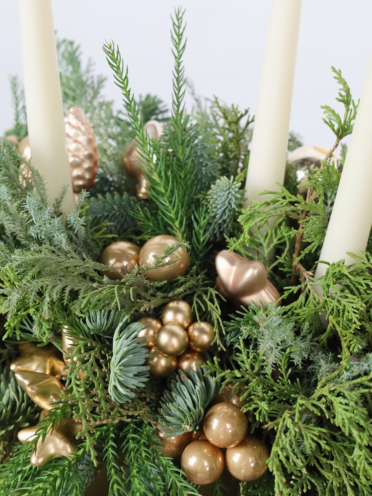 ТОРЖЕСТВЕННАЯ КОМПОЗИЦИЯ НА СТОЛ СО СВЕЧАМИ