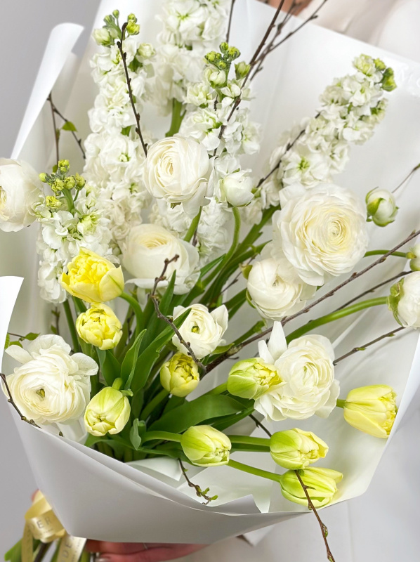 АРОМАТНЫЙ БУКЕТ С МАТТИОЛОЙ, РАНУНКУЛЮСАМИ И ТЮЛЬПАНАМИ