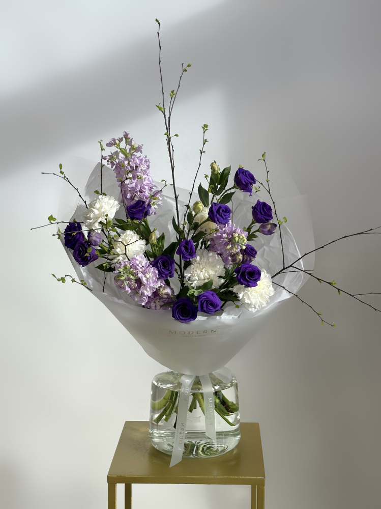 БУКЕТ С АРОМАТНОЙ МАТТИОЛОЙ, ЭУСТОМОЙ И ВЕСЕННИМИ ВЕТОЧКАМИ