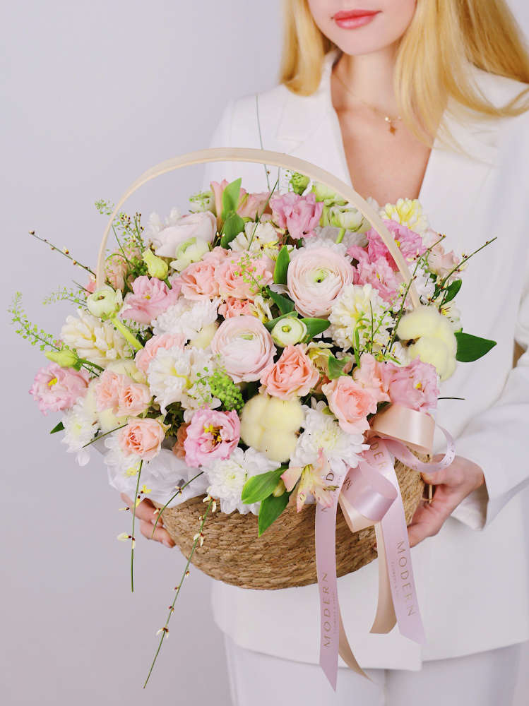 НЕЖНАЯ КОРЗИНА С РАНУНКУЛЮСАМИ, РОЗОЙ И ХЛОПКОМ