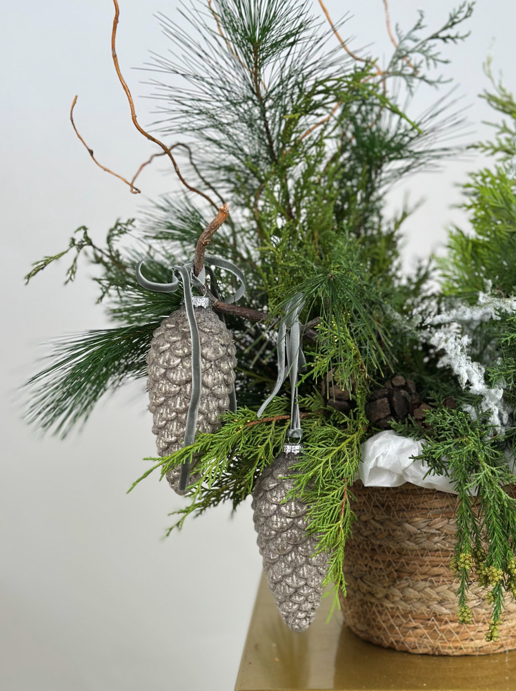 МИКС ХВОИ И ЗАСНЕЖЕННОГО АСПАРАГУСА В КОРЗИНЕ С ДЕКОРОМ