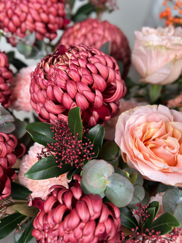 КОРЗИНА В ОСЕННИХ ТОНАХ С ПИОНОВИДНОЙ РОЗОЙ