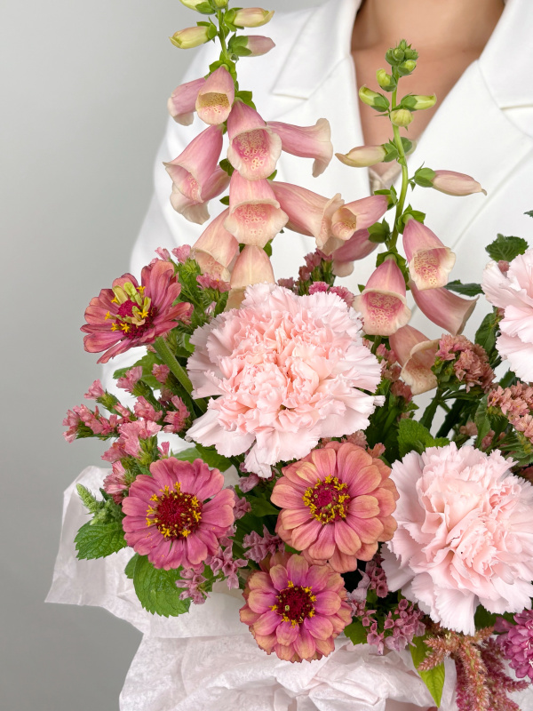 КОМПОЗИЦИЯ В ШЛЯПНОЙ КОРОБКЕ С НАПЕРСТЯНКОЙ И ДИАНТУСОМ